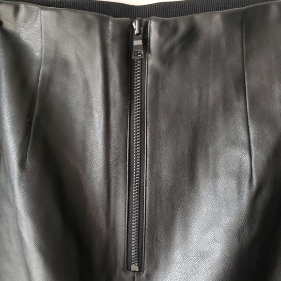 Ann Taylor faux leather pencil skirt in size 4P. - Picture 5 of 6